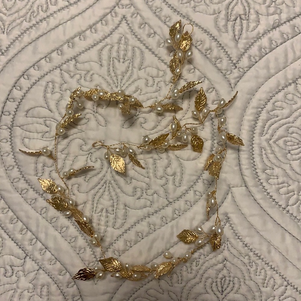 🌟Brand new 🌟 gold and pearl hair vine